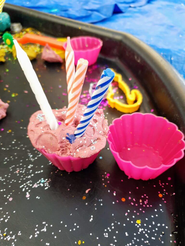 Quick, easy play dough recipes. Birthday cake play doyugh.